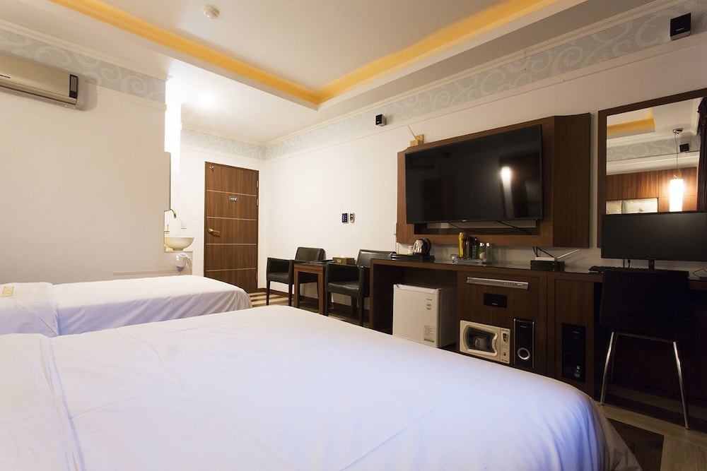 Carlton Hotel 24/62