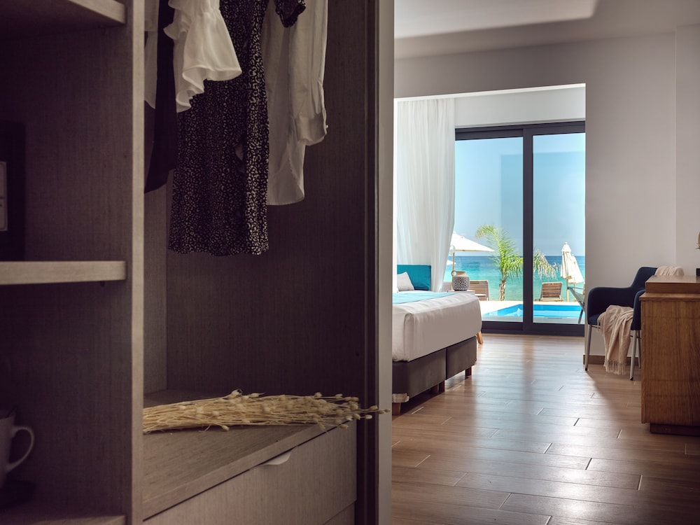 Cavo Orient Beach Hotel 50/50