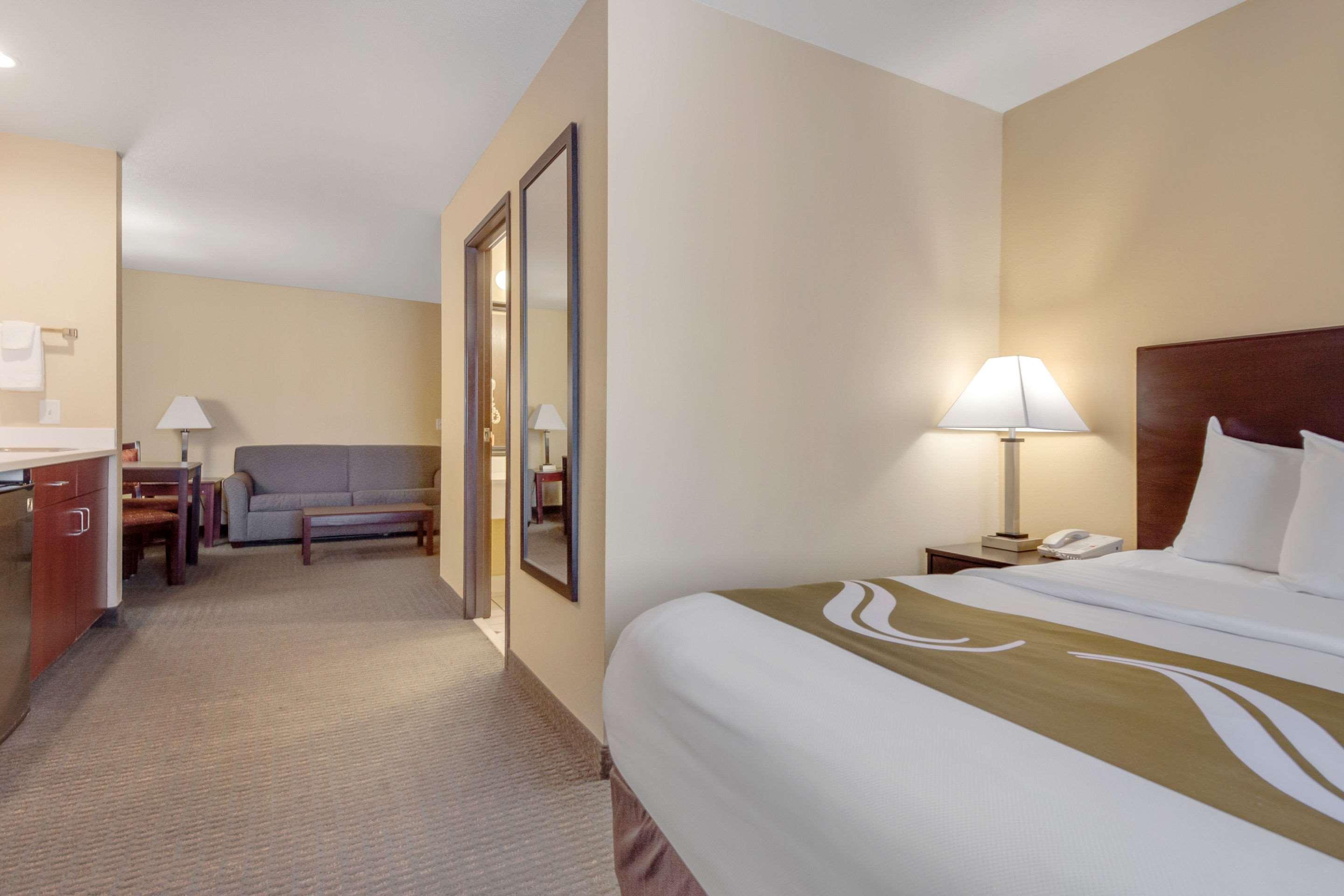 SUITE, KING BED