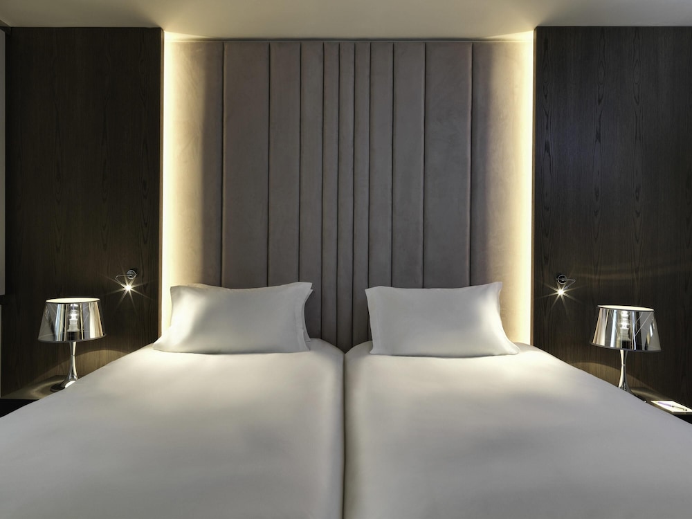 LUXURY, TWIN BEDS