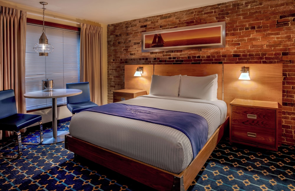 Room, Queen Bed, Atrium View