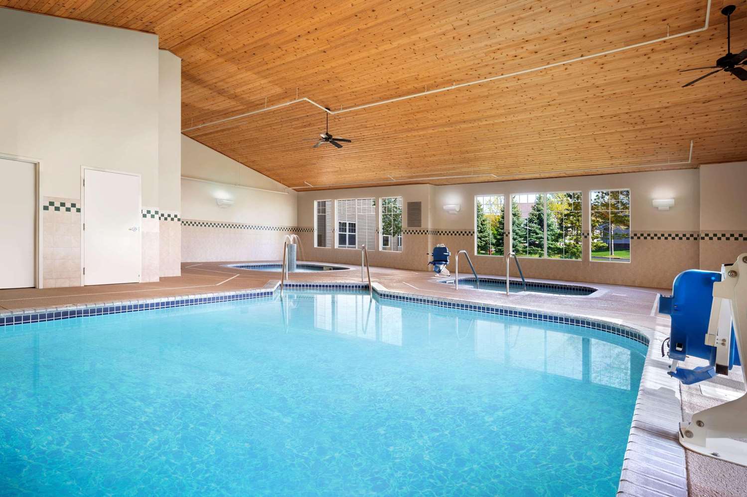 Country Inn & Suites by Radisson Albertville near Outlet Mall 15/21