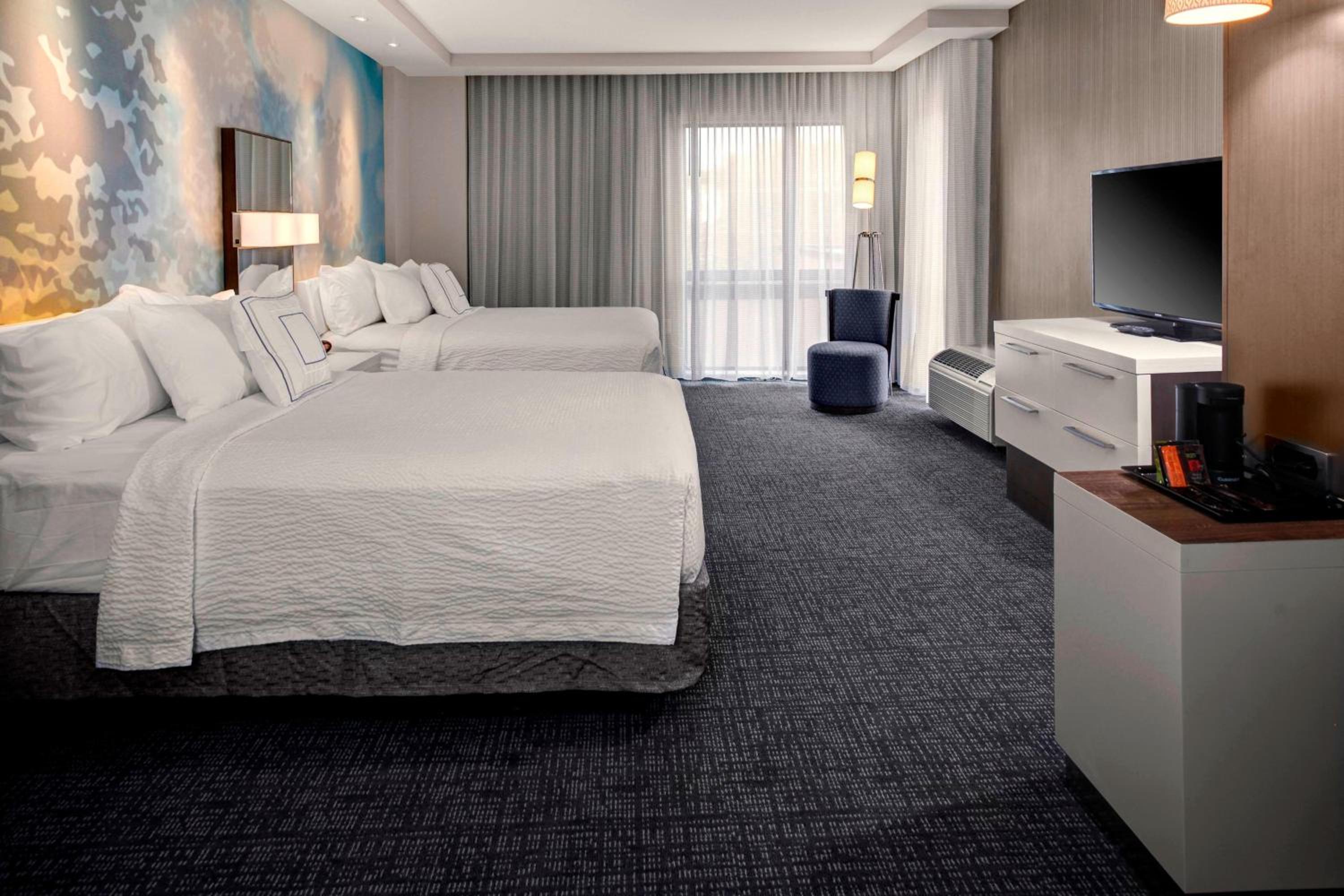 Suite, 2 Queen Beds, Sofa, Bathtub, Accessible