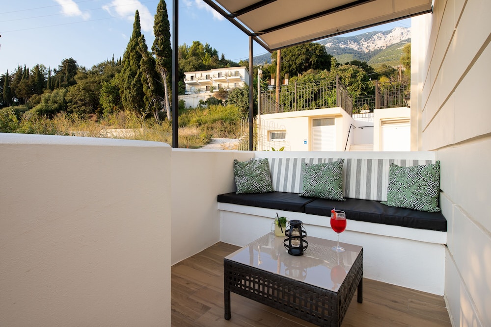 Thomatos Apartments Lourdas Beach 15/50