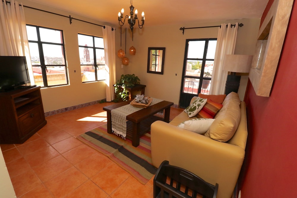 Casa Mia Suites 46/72