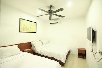 Family, 1 Queen and 1 Single Bed, No Window