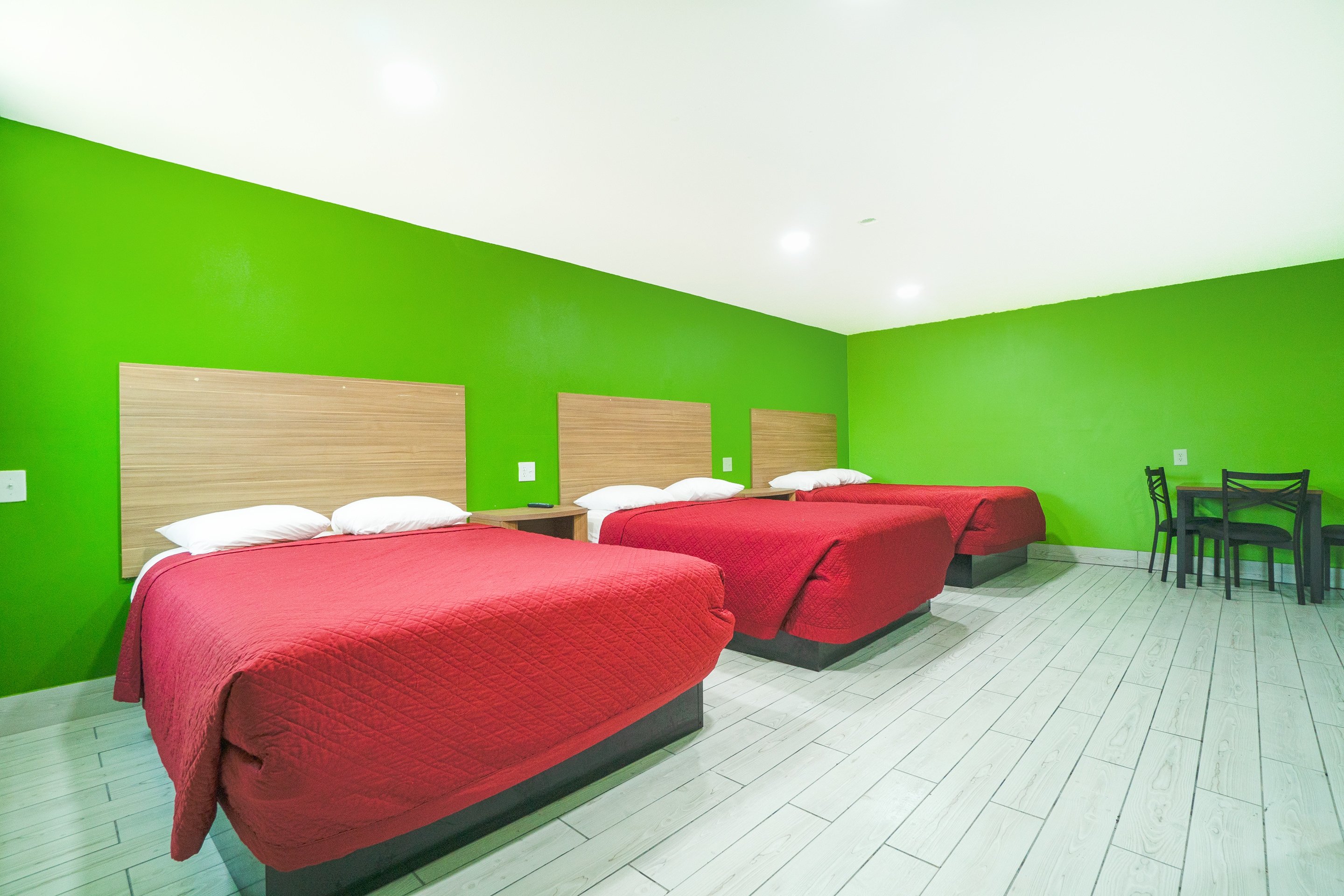 ROOM, 3 QUEEN BEDS, KITCHENETTE