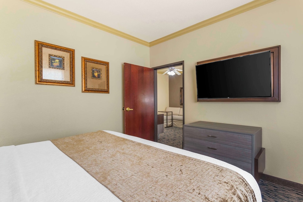 Suite, 2 King Beds, Sofa