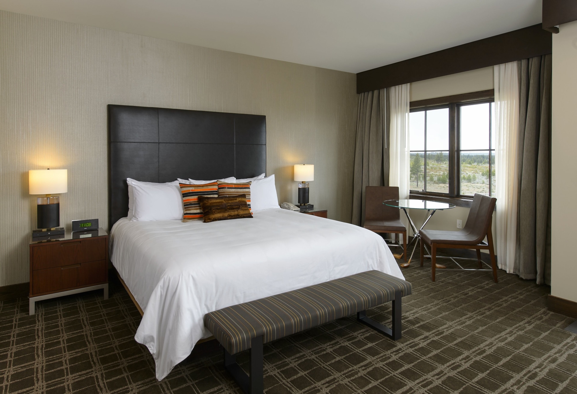 DELUXE, KING BED, GOLF OR MOUNTAIN VIEW, MOUNTAIN VIEW