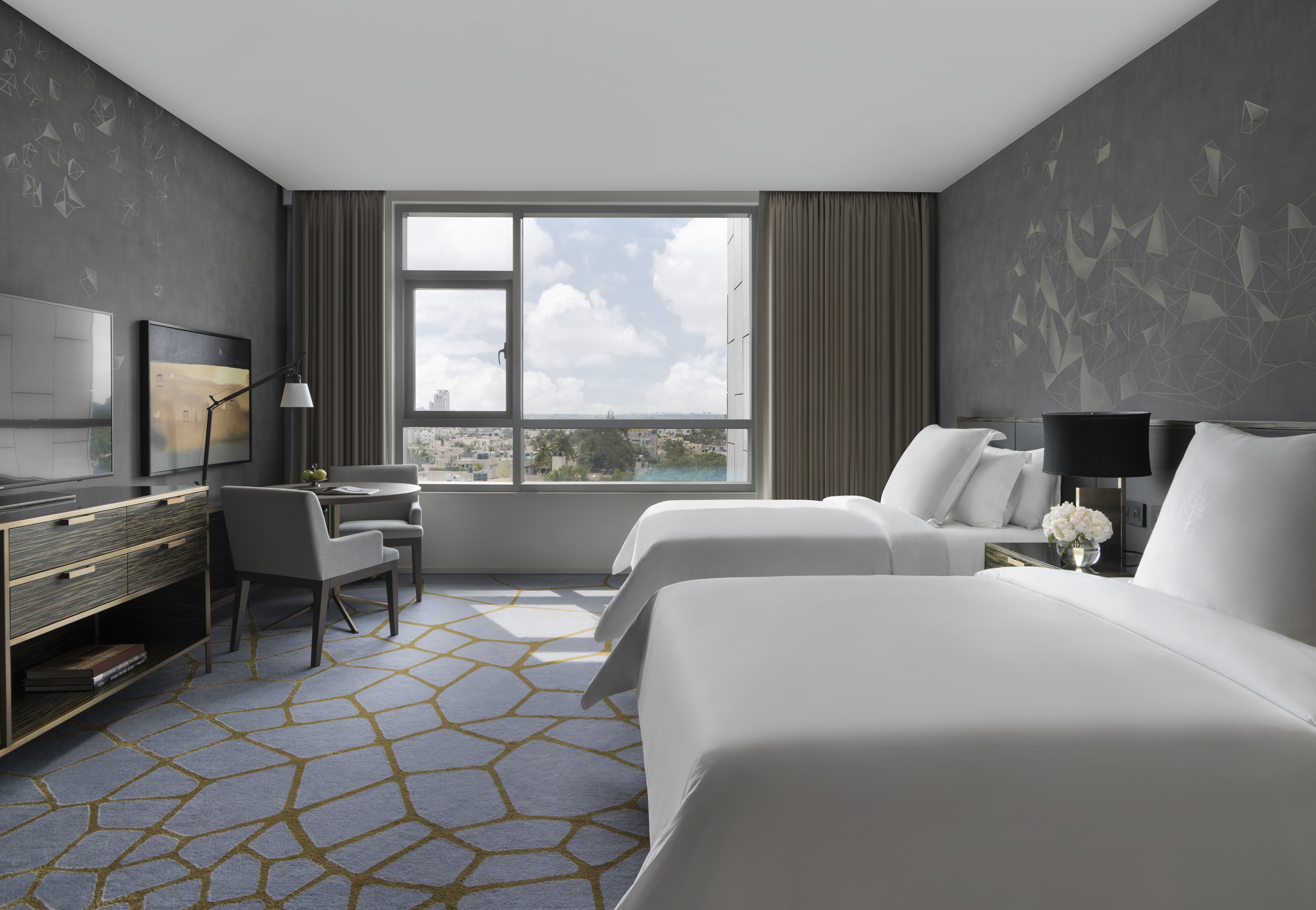 DELUXE, KING BED