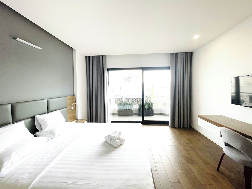 GRAND, QUEEN BED, CITY VIEW, BALCONY