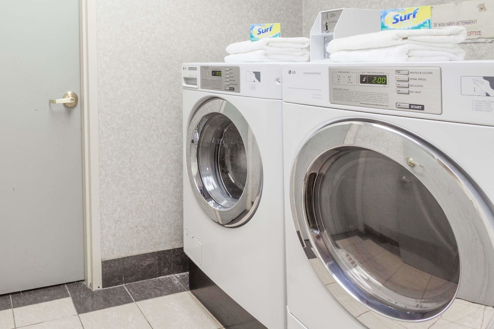 Days Inn & Suites by Wyndham Huntsville 1/19