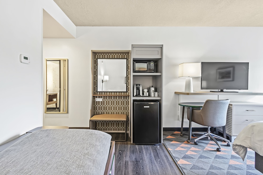 Holiday Inn St. Petersburg West 34/59