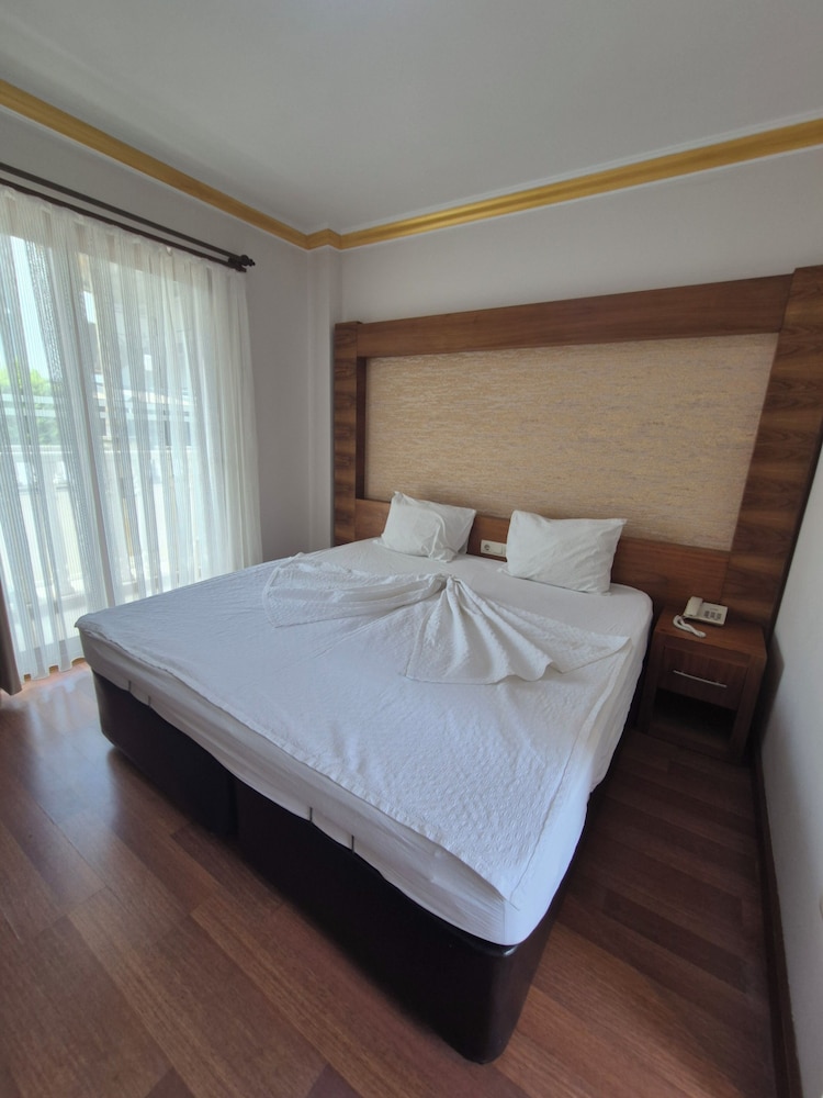 Dinara Hotel 28/66