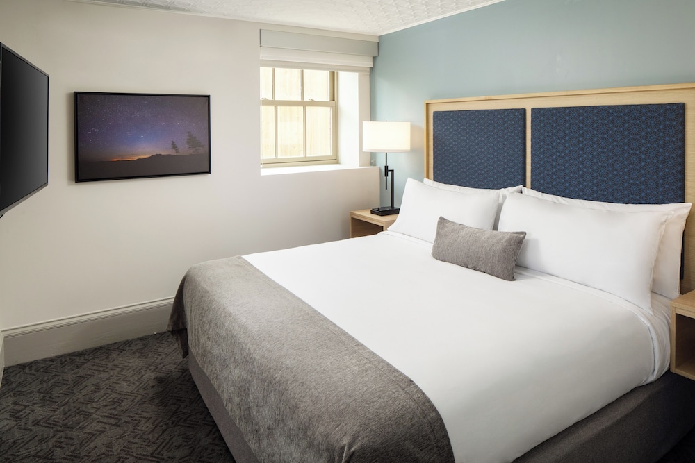 Manor, King Bed