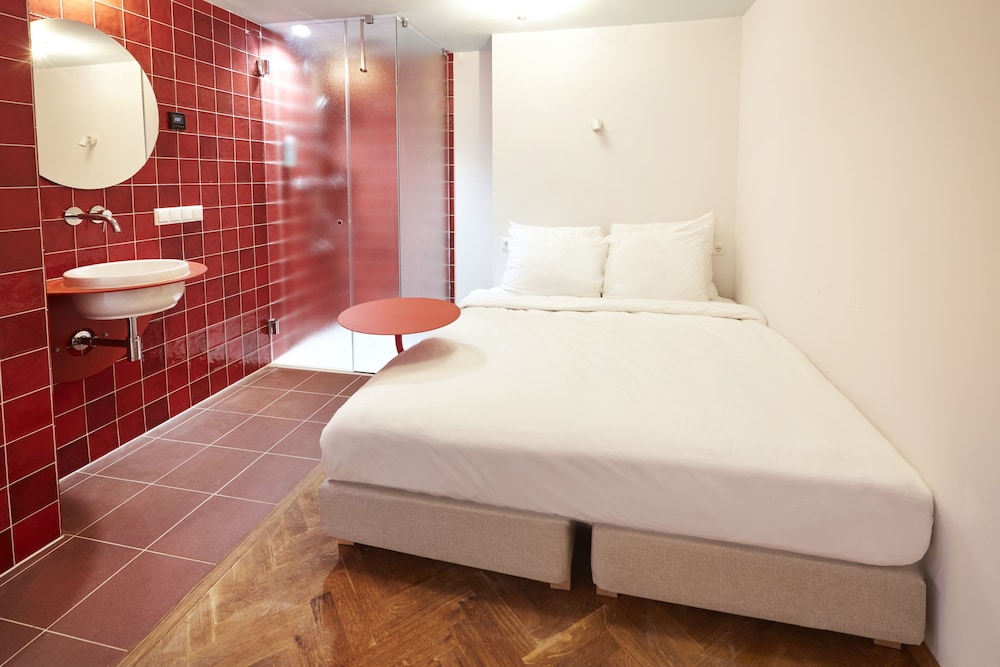 Downstairs, Queen Bed