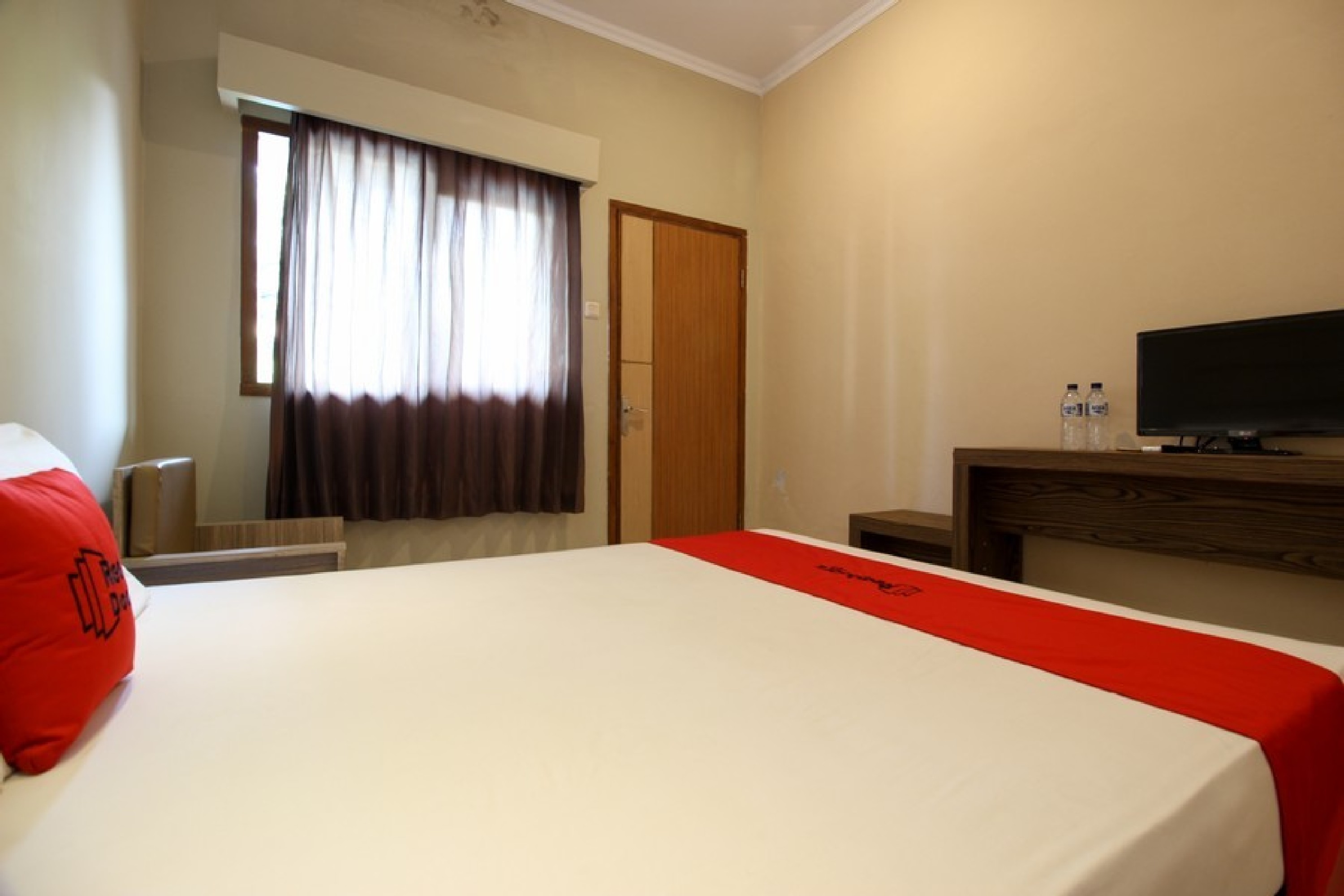 Reddoorz Plus @ Jalan Damai 2 10/24