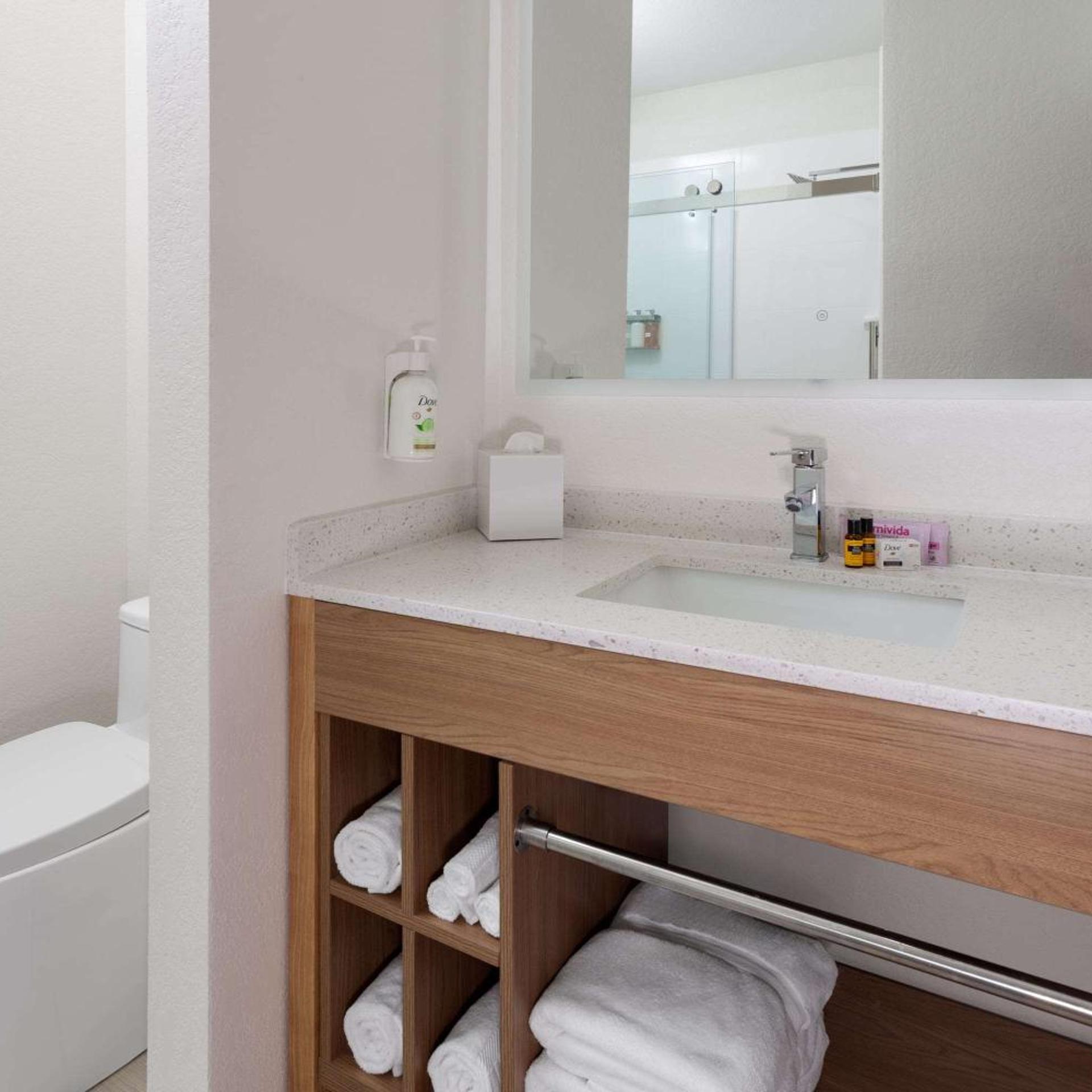 غرفة قياسية بسريرين كوين بمنطقة جلوس، La Quinta Inn & Suites by Wyndham Coralville Iowa City 6/6