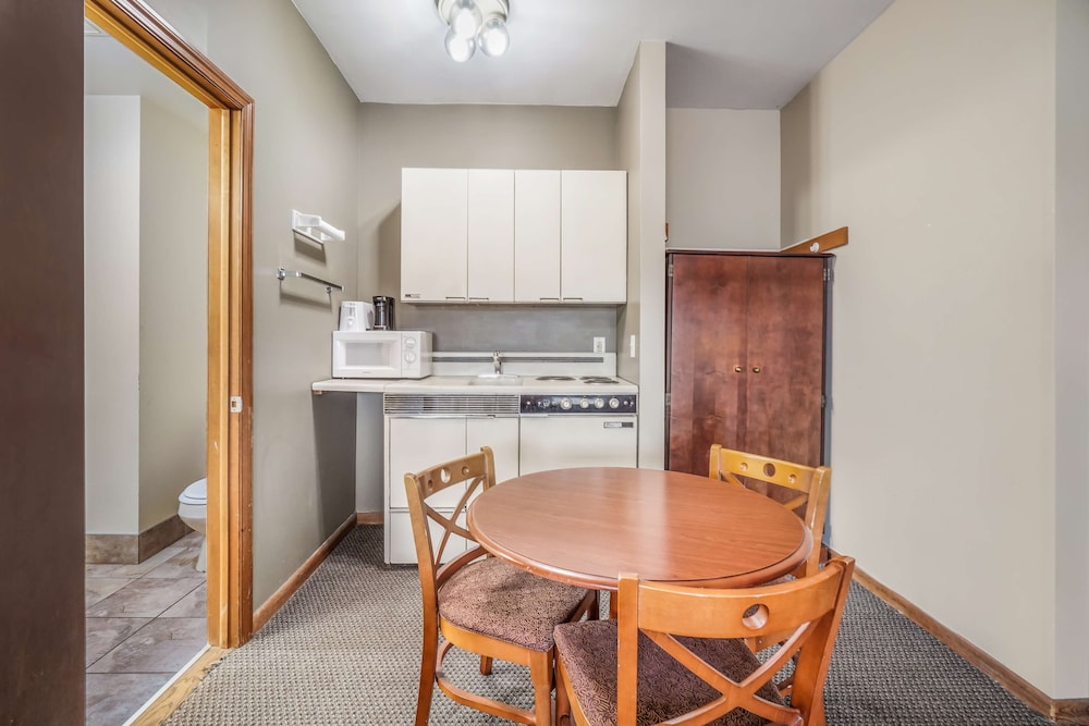 Americas Best Value Inn Marquette 39/46