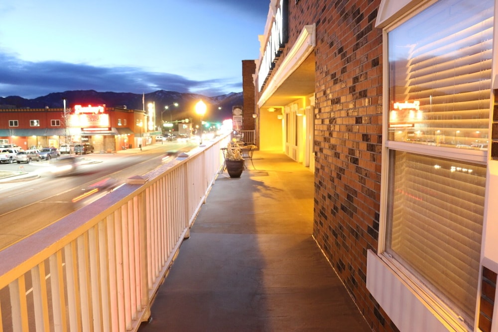 Historian Inn 27/35