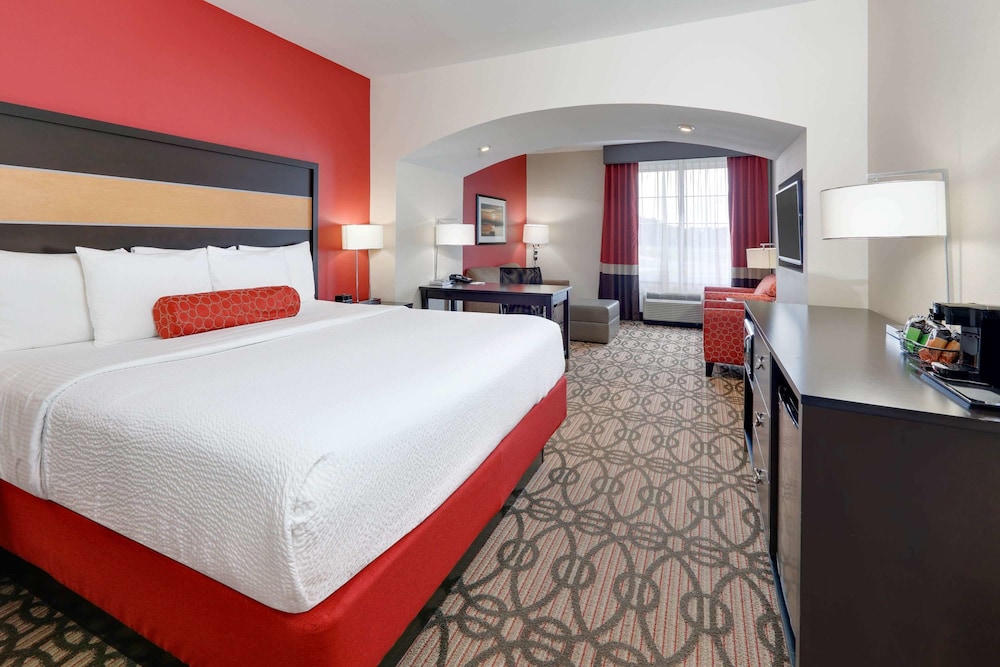 La Quinta Inn & Suites by Wyndham Starkville at MSU 17/53