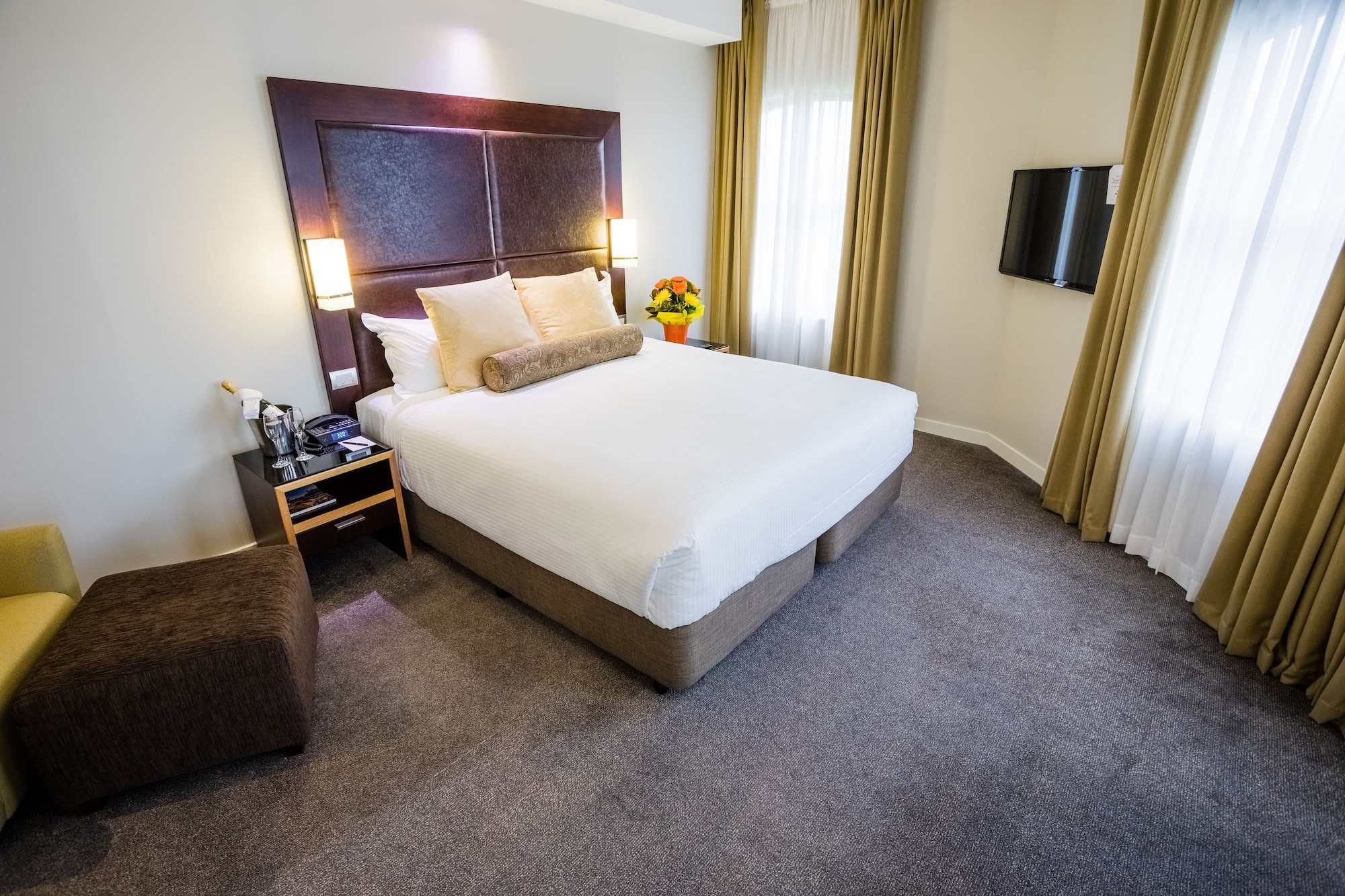 Spa, Suite, King Bed, River View, Amora Herencia Riverwalk Melbourne 2/7