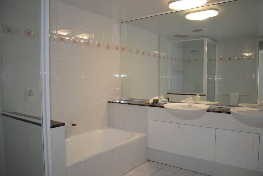غرفة بسريرين منفصلين وسريرين كينج بإطلالة على الشاطئ بـ3 غرف نوم، Beachview Apartments at Villa Paradiso 6/6