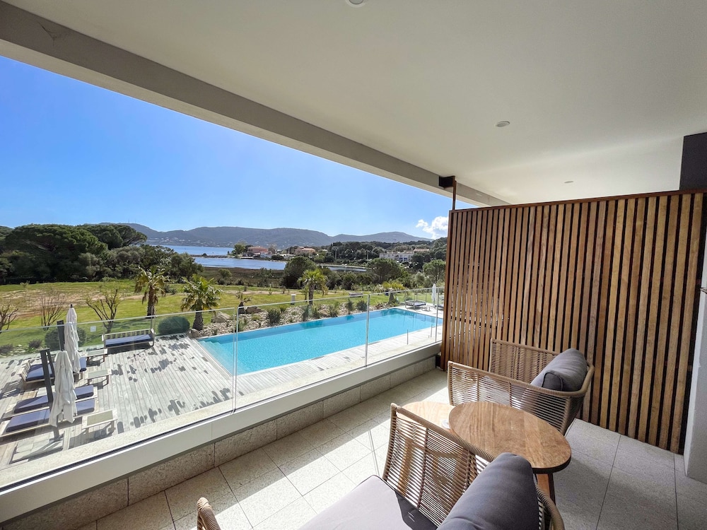 Golden Tulip Porto Vecchio 48/81