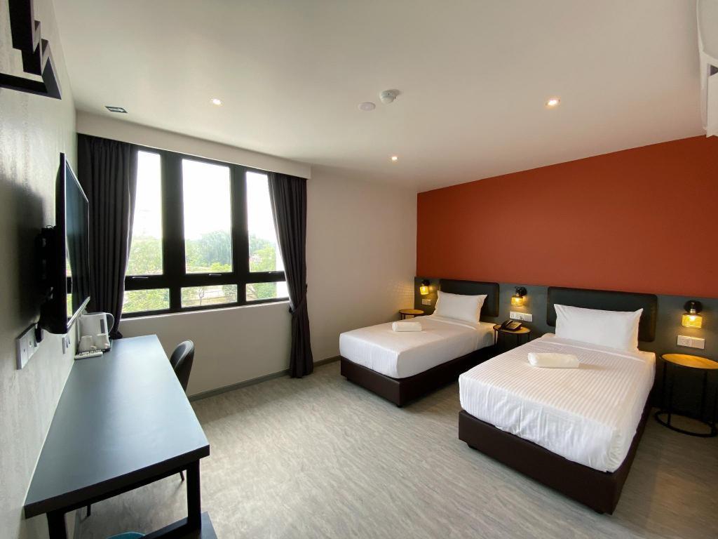 غرفة بسريرين منفصلين