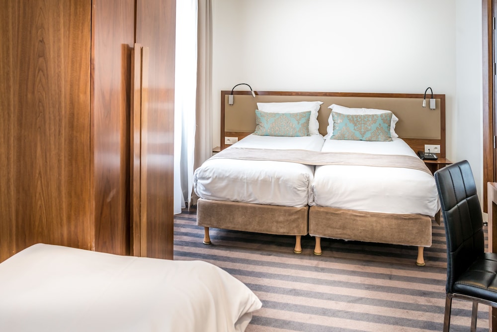 ROOM, TRIPLE, TWIN BEDS, SOFA
