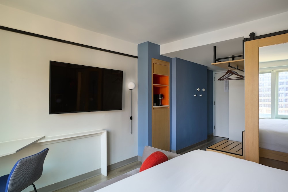 ROOM, KING BED
