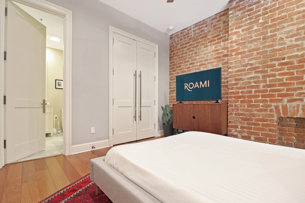 2 Bedrooms, 2 Queen Beds, 2 Bathrooms, Sofa، Factors Row by Sextant 7/10