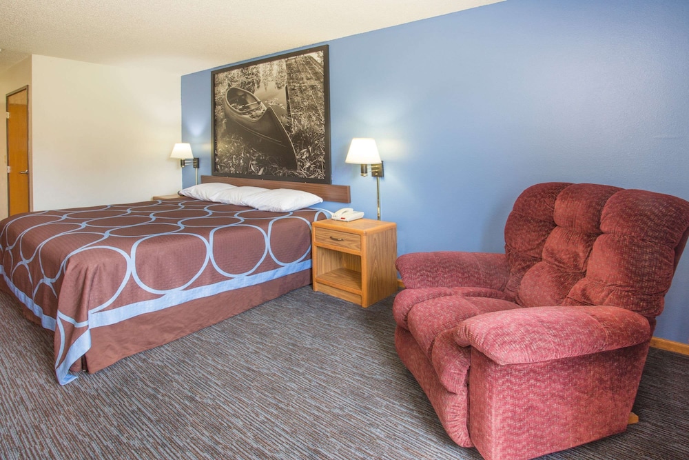 Super 8 by Wyndham Monmouth IL 4/18