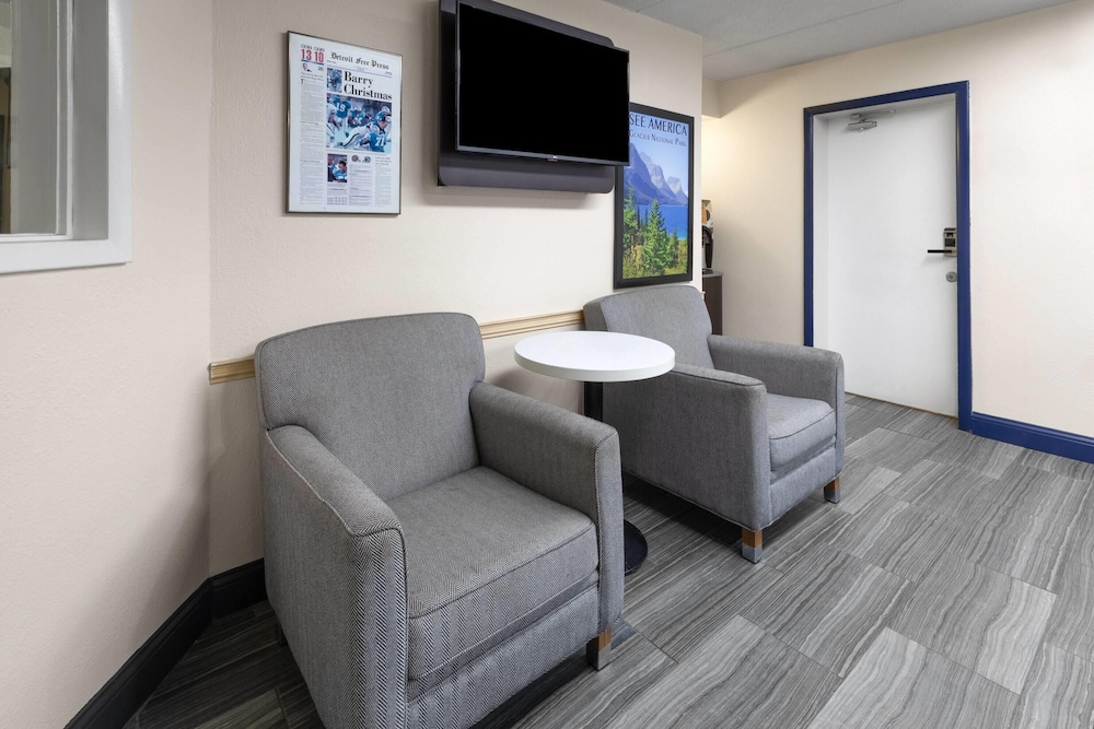 Travelodge by Wyndham Madison Heights MI 33/41