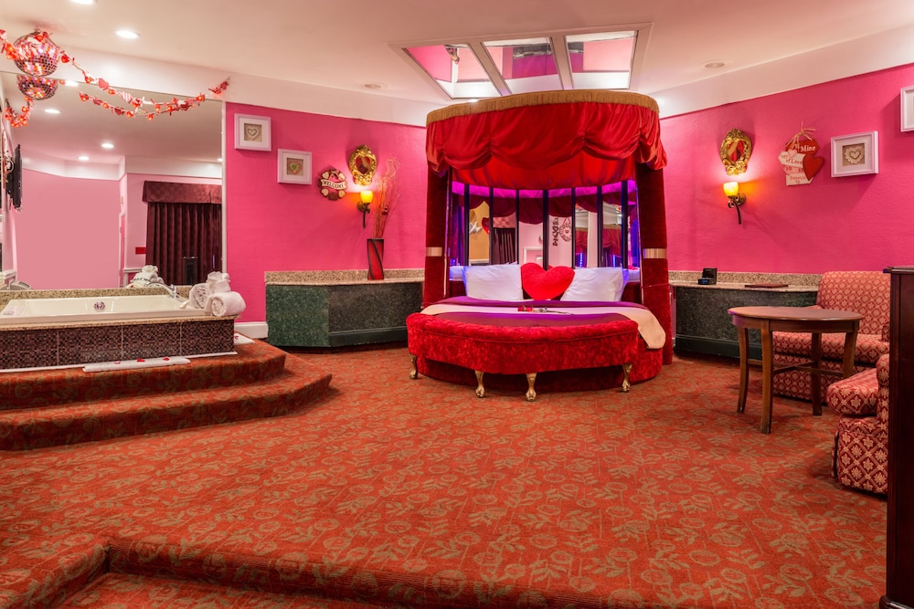 Theme, Sweetheart, Suite, King Bed, Jetted Tub