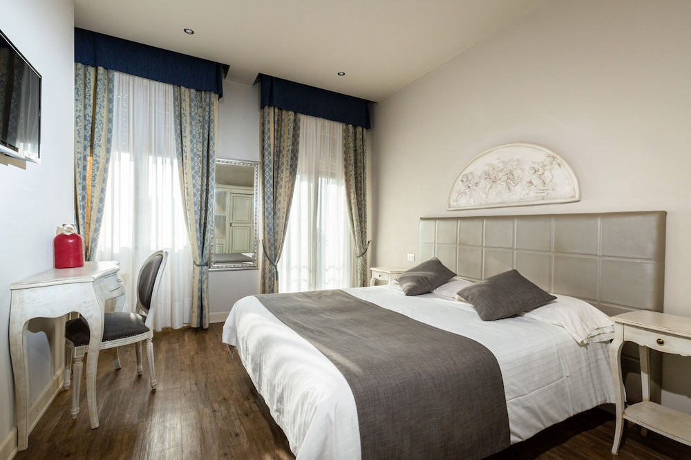 COMFORT, DOUBLE OR TWIN BED, PARTIAL LAKE VIEW