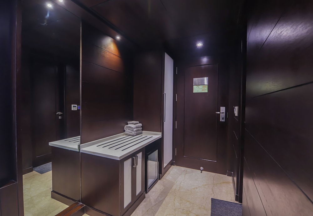 Godwin Deluxe Hotel 43/64