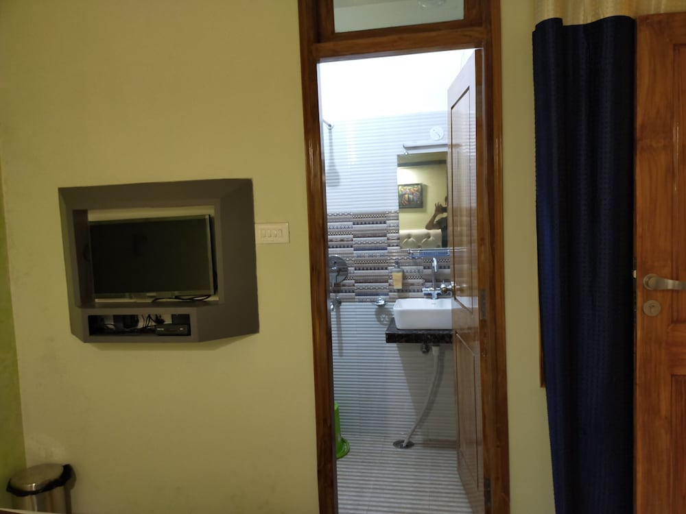 Hotel Prabhat 25/50