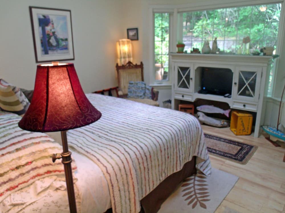 Inn to the Woods Bed and Breakfast 3/33