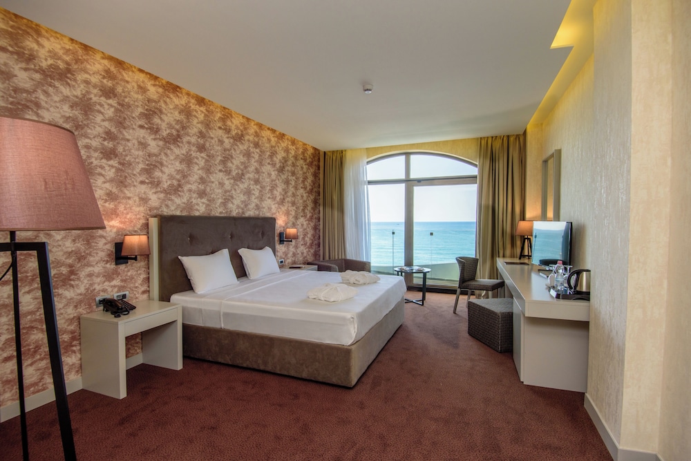 The Grand Gloria Hotel 10/36