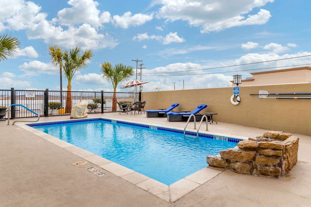 Comfort Inn Suites Lakeside 2/37