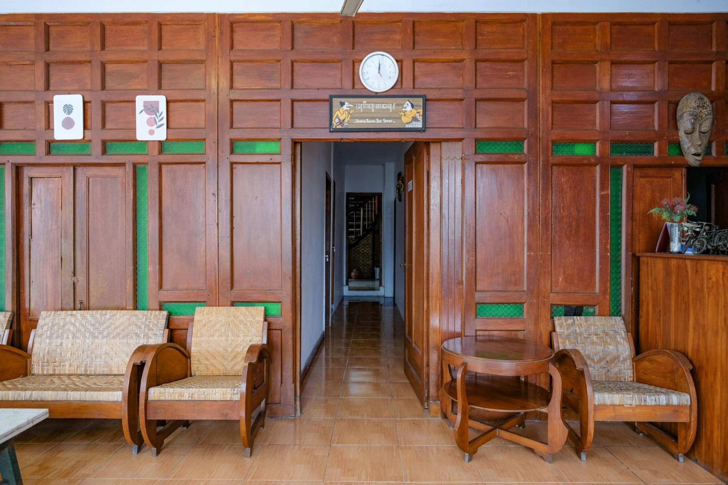 OYO 4016 Tan Jokteng Guest House 37/51