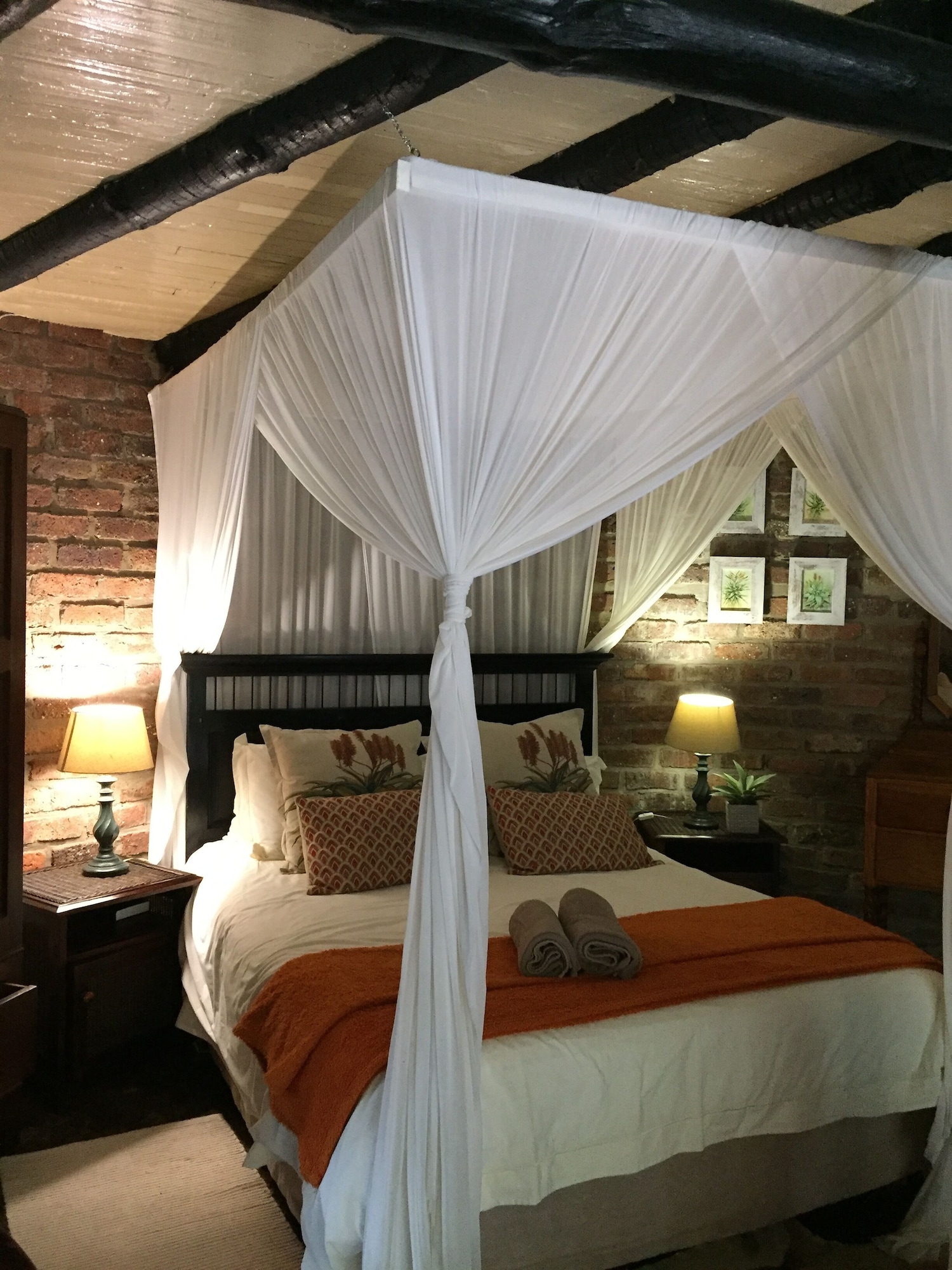 Traditional, Bungalow, 1 Double and 4 Single Beds