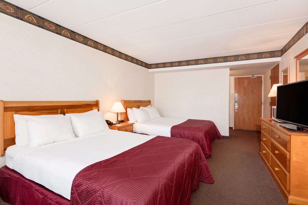 Room, 2 Queen Beds, Main Floor