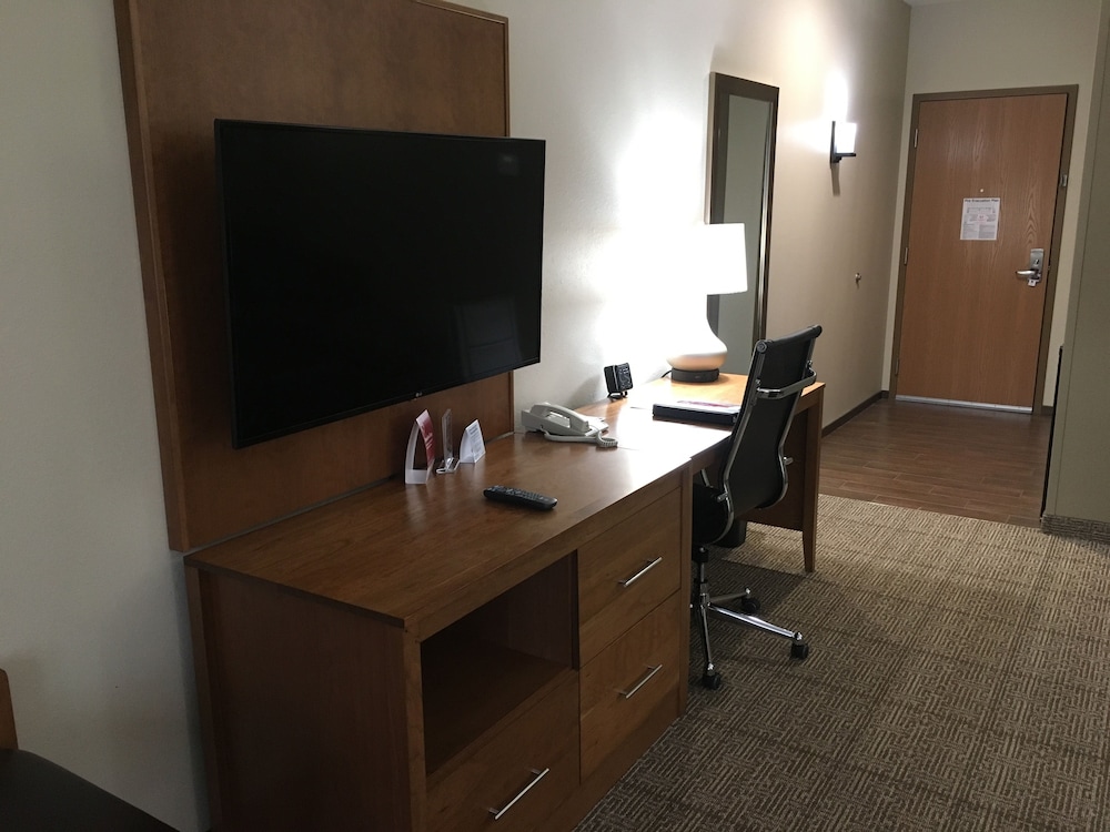 Comfort Suites Hotel and Conference Center, Berlin OH 32/36