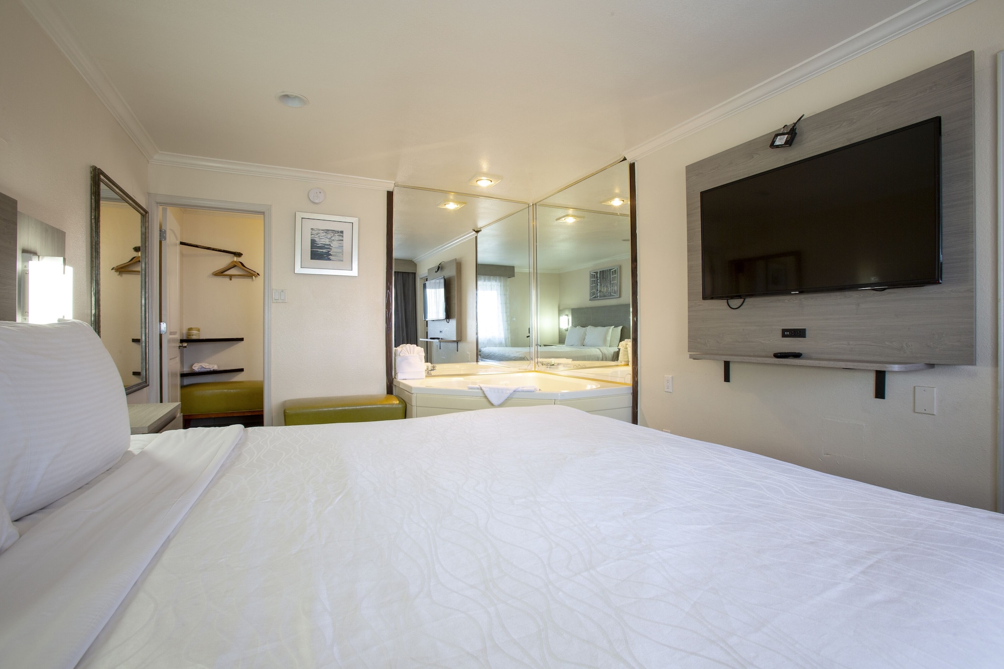 PRESIDENTIAL, SUITE