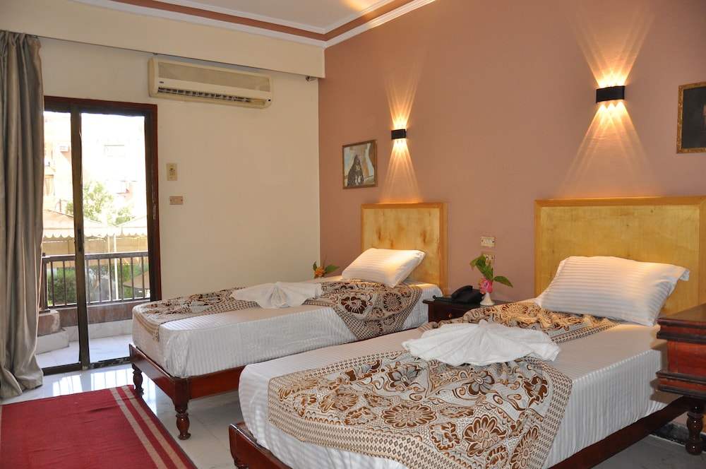 غرفة كومفورت بسرير مزدوج بإطلالة على المسبح بشرفة، Shady Hotel 9/10