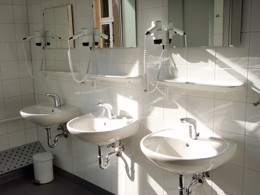ROOM, SINGLE, SINGLE BED, SHARED BATHROOM