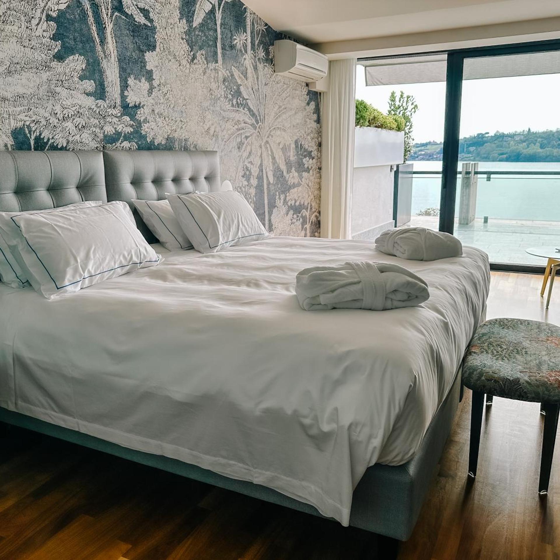 Panoramic, Suite, Lake View, Terrace