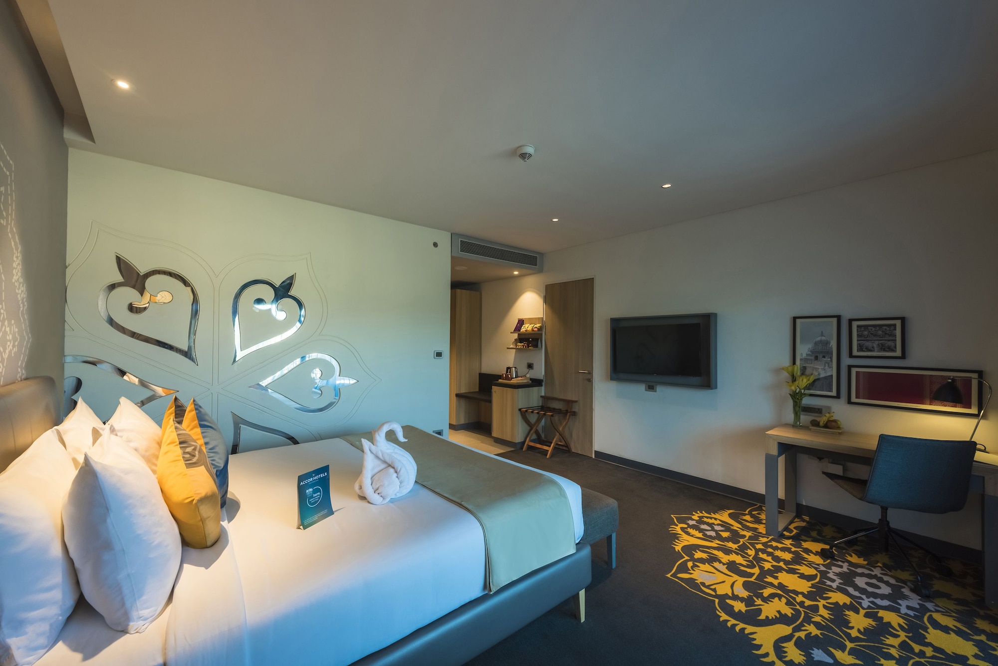 STUDIO, SUITE, BALCONY